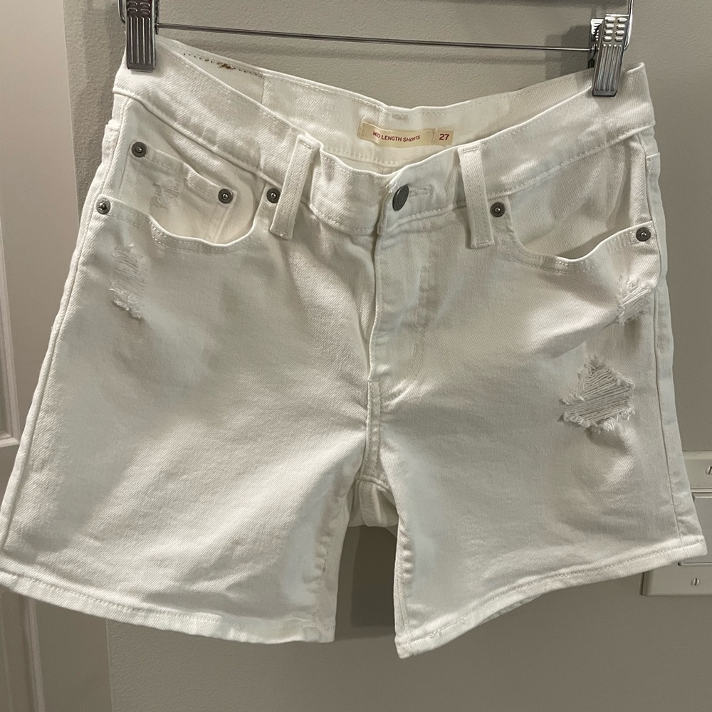 Levi’s mid length shorts size 27